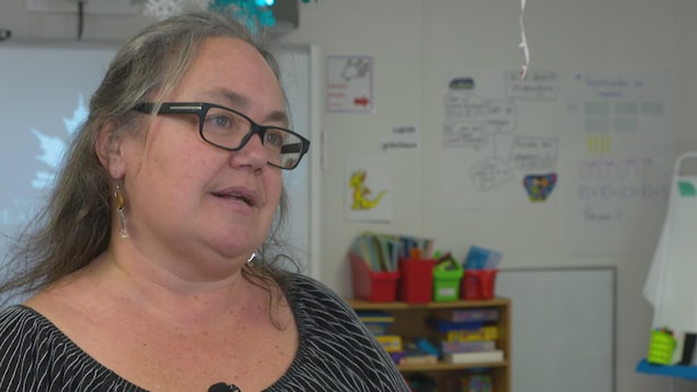 L'enseignante Annie Guay accorde une entrevue dans sa classe d'école primaire.