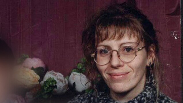 Portrait d'une femme à lunettes.