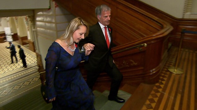 Annie Trudel et Guy Ouellette montant un escalier de l'Assemblée nationale, à Québec, pour assister à une cérémonie. Annie Trudel et Guy Ouellette montant un escalier de l'Assemblée nationale, à Québec, pour assister à une cérémonie.