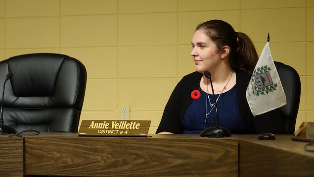 La conseillère Annie Veillette à son poste à la table du conseil municipal de Matane La conseillère Annie Veillette à son poste à la table du conseil municipal de Matane