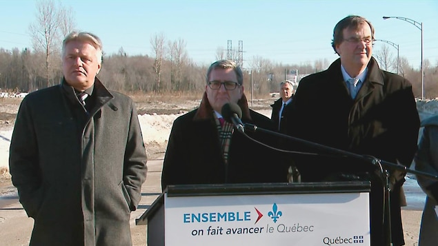Après hésitation en matinée, le maire de Québec a finalement participé à l'annonce sur l'élargissement de l'autoroute Laurentienne.