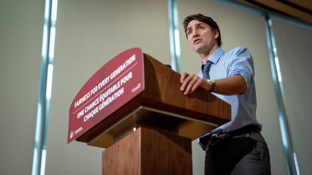 Justin Trudeau sa podium.