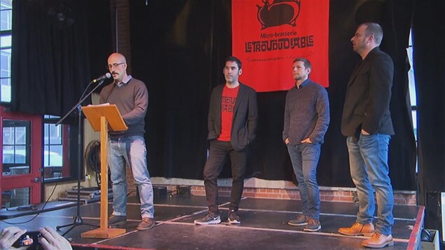 Propriétaires de la microbrasserie sur la scène Propriétaires de la microbrasserie sur la scène