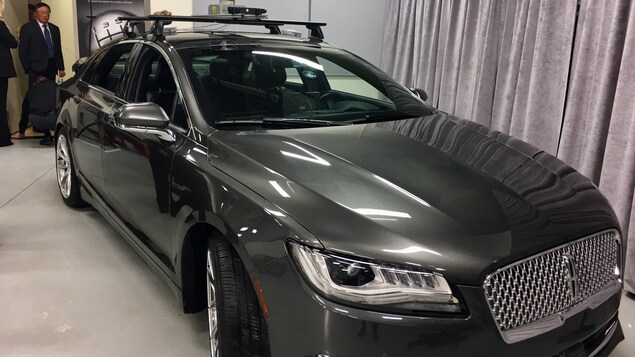 une voiture de marque Lincoln équipée avec de la technologie de voiture autonome.