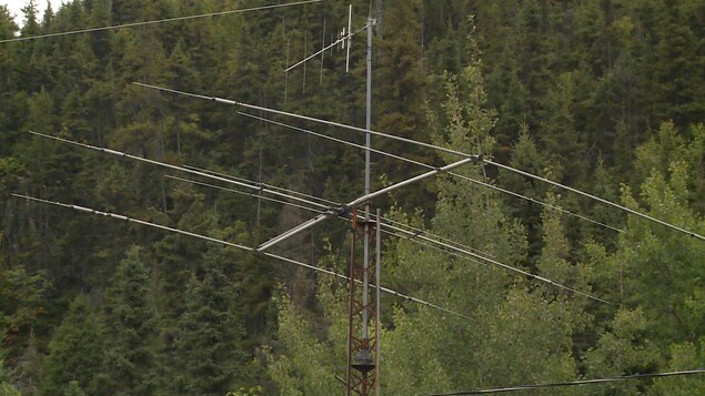 Une antenne munie de près de 10 tiges métalliques. Une antenne munie de près de 10 tiges métalliques.