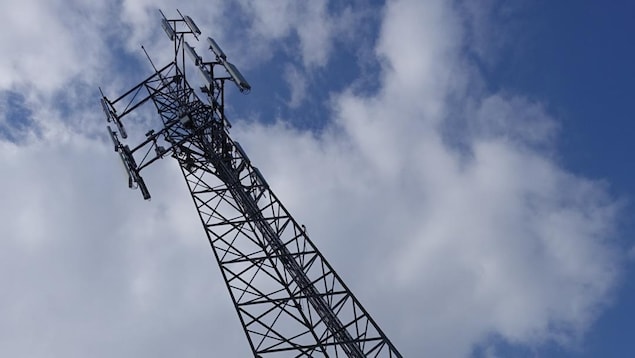 Une tour de télécommunication.