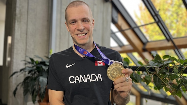 Anthony Bouchard et sa médaille d'or.