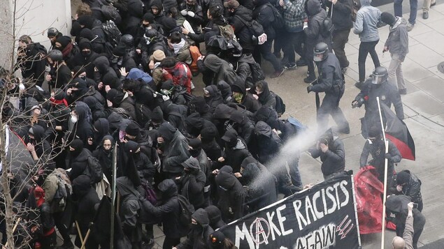 Des policiers aspergent de gaz poivré des manifestants anti-Trump dans les rues de Washington, à proximité du lieu de lieu de l’investiture du président Donald Trump le 20 janvier 2017