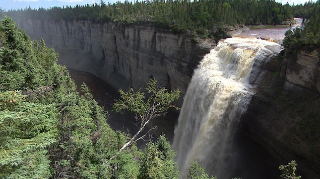 La majestueuse chute Vauréal constitue un joyau du parc national de l'île d'Anticosti La majestueuse chute Vauréal constitue un joyau du parc national de l'île d'Anticosti