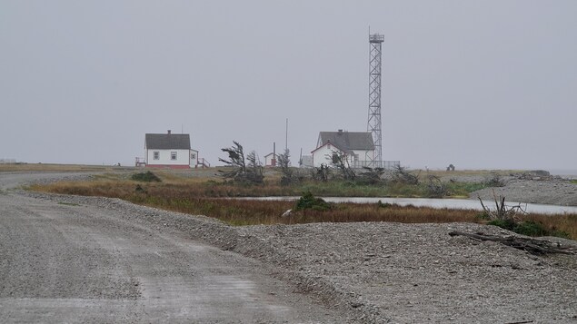 Des maisons sur une plage de l'île d'Anticosti.