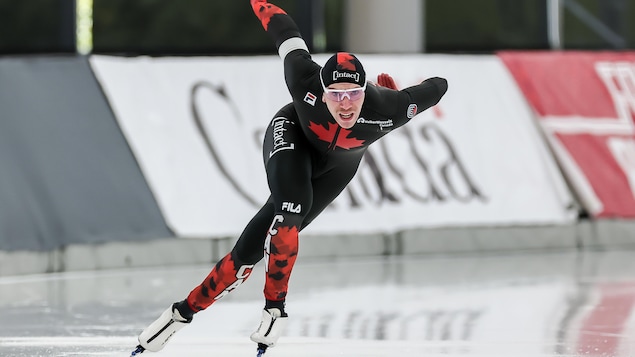 Un patineur de vitesse sur longue piste en action. 