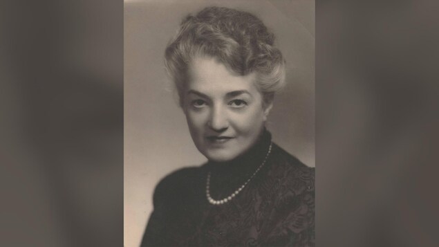 Portrait en noir et blanc d'Antonia Nantel.