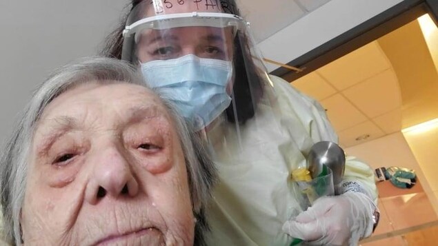 Antonietta Pollice et une infirmière.
