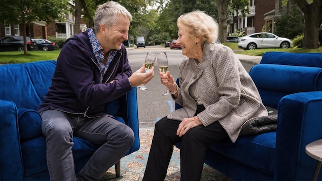 André Robitaille et Antonine Maillet, verre de champagne à la main.