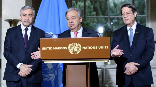 Le secrétaire général de l’ONU Antonio Guterres en compagnie du président chypriote-grec Nicos Anastasiades (droite) et le dirigeant chypriote-turc Mustafa Akinci (gauche), lors d’une conférence de presse à Genève. 