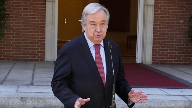 Antonio Guterres se tient debout derrière un micro.