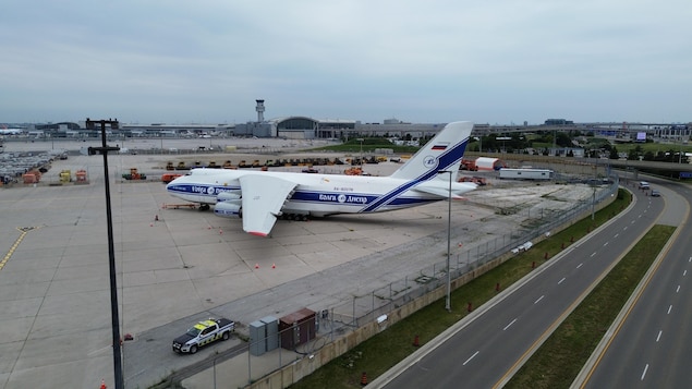 Un Antonov 124 stationné à l'aéroport Pearson de Toronto.