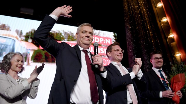 Le président du Parti social-démocrate finlandais Antti Rinne, son épouse Heta Ravolainen-Rinne et le secrétaire du Parti Antton Ronnholm à Helsinki, Finlande le 14 avril 2019