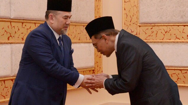 Anwar Ibrahim s'incline devant Muhammad V. Anwar Ibrahim s'incline devant Muhammad V.