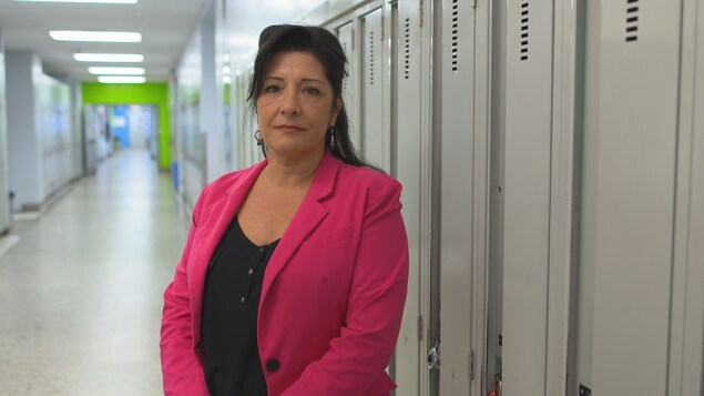 Portrait de Chantal Hallée, directrice de l’école secondaire Saint-Stanislas, à Saint-Jérôme Portrait de Chantal Hallée, directrice de l’école secondaire Saint-Stanislas, à Saint-Jérôme