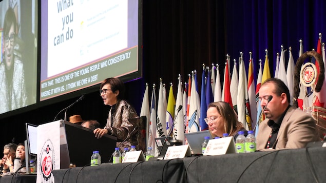 Cindy Blackstock au micro avec la cheffe nationale et le chef de l'Ontario à côté.