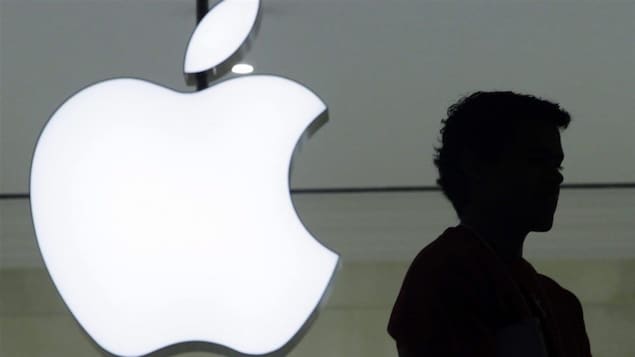 Le logo d'Apple avec l'ombre d'une personne à côté.