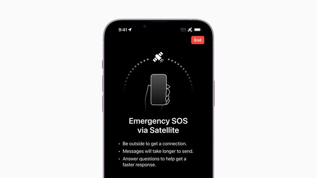 Un écran d'iPhone affiche un texte, en anglais, expliquant comment utiliser le service de localisation d'urgence par satellite.
