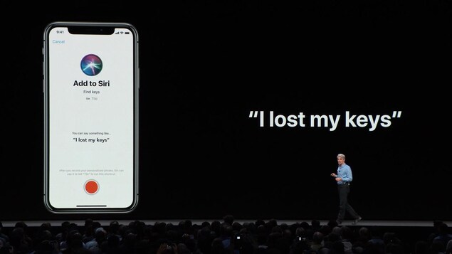 Une capture d'écran de la présentation d'Apple montrant une démonstration de Siri avec la mention en anglais « I lost my keys » à l'écran. Une capture d'écran de la présentation d'Apple montrant une démonstration de Siri avec la mention en anglais « I lost my keys » à l'écran.