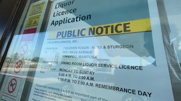 Une affiche à la porte du commerce indique que la demande vise à servir de l'alcool dans la salle à manger, de 9 h à 2 h, du lundi au dimanche.
