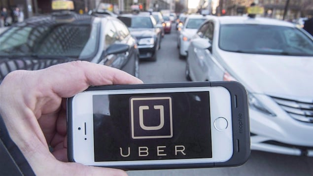 L'application Uber et des voitures de taxi