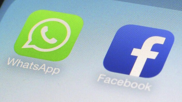 Les logo des applications WhatsApp et Facebook sur un cellulaire.