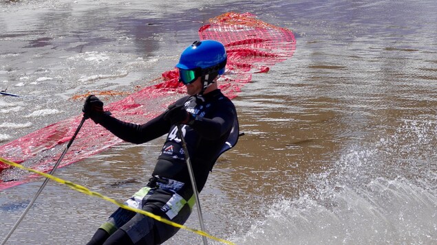 Un skieur qui n'a pas réussi à franchir le lac Un skieur qui n'a pas réussi à franchir le lac