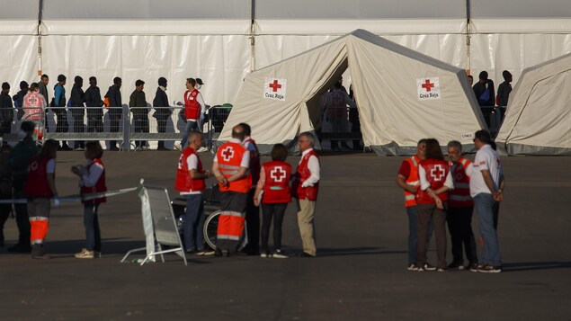 La Croix-Rouge attendait les migrants dans le port de Valence dimanche matin. La Croix-Rouge attendait les migrants dans le port de Valence dimanche matin.