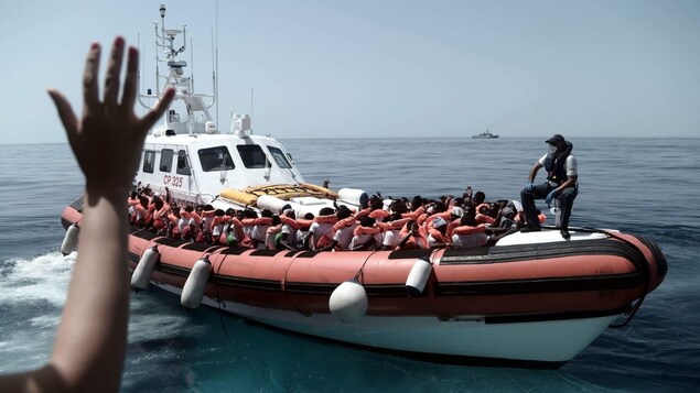 Un bateau sur lequel se trouvent des dizaines de migrants.