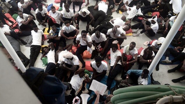 Des migrants sur le pont de l'Aquarius Des migrants sur le pont de l'Aquarius