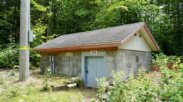 Cabane en blocs de béton dans un boisé