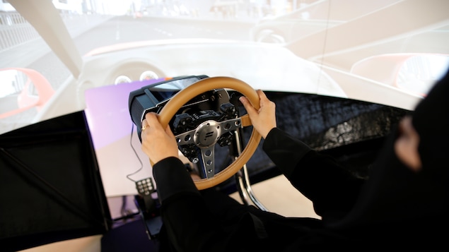 Une femme saoudienne utilise un simulateur de conduite automobile dans le but de décrocher son permis. Une femme saoudienne utilise un simulateur de conduite automobile dans le but de décrocher son permis.