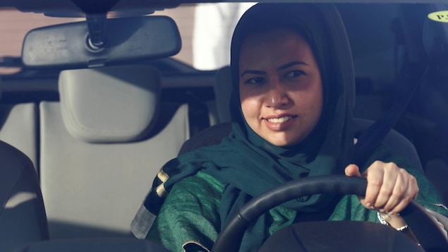 Une femme saoudienne au volant d'une voiture. Une femme saoudienne au volant d'une voiture.