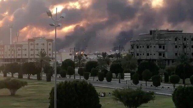 Des flames orange et de la fumée noire tapissent le ciel de la localité d'Abqaiq.