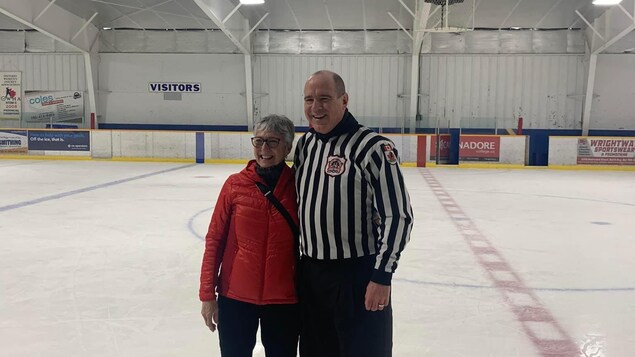 L’arbitre de hockey franco-ontarien Tim Foster prend sa retraite après 54 saisons
