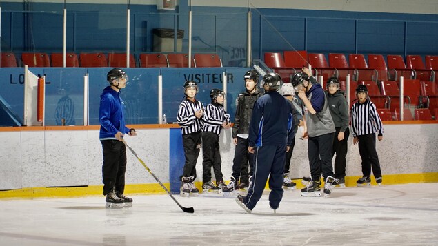 Une pénurie d’arbitres de hockey anticipée dans plusieurs régions du Québec