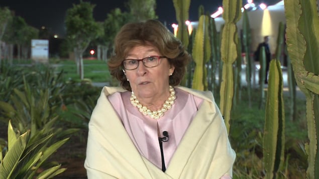 Louise Arbour, en tenue de soirée, s'adressant à la caméra