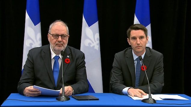 Le président du Conseil du Trésor Pierre Arcand (à gauche) et le ministre des Transports André Fortin (à droite) lors d'un point de presse le 3 novembre 2017 Le président du Conseil du Trésor Pierre Arcand (à gauche) et le ministre des Transports André Fortin (à droite) lors d'un point de presse le 3 novembre 2017