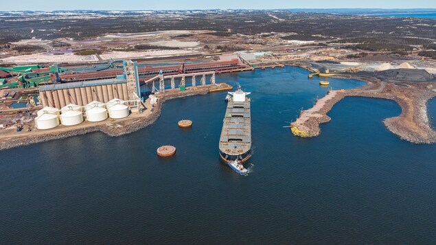 Un minéralier accosté au port d'ArcelorMittal à Port-Cartier.