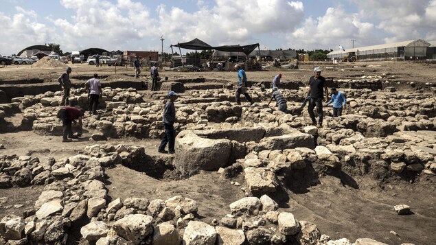 Des archéologues travaillent dans une grande ville du nord d'Israël, vieille de 5000 ans. 