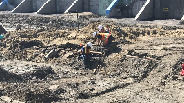 Des archéologues sont en place sur le site de l'ancien poste de la Reine durant les travaux d'excavation.