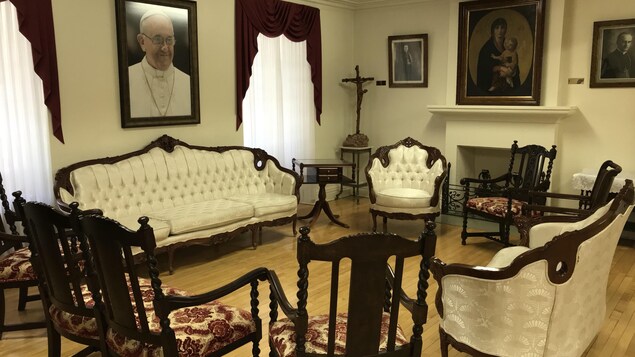 Des fauteuils disposés en cercle sous le portrait du pape. Des fauteuils disposés en cercle sous le portrait du pape.