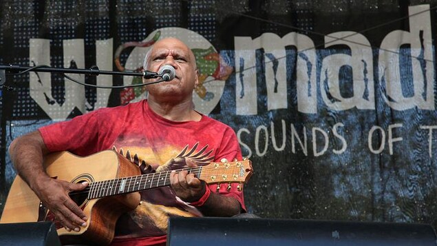 L'auteur-compositeur-interprète et guitariste australien Archie Roach L'auteur-compositeur-interprète et guitariste australien Archie Roach