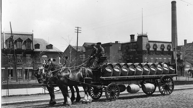 Chariot à bière de la Brasserie Molson, à Montréal, vers 1908 Chariot à bière de la Brasserie Molson, à Montréal, vers 1908