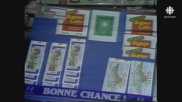 Présentoir de Loto-Québec avec des billets de Super Loto et Provincial 5 et d'autres loteries.